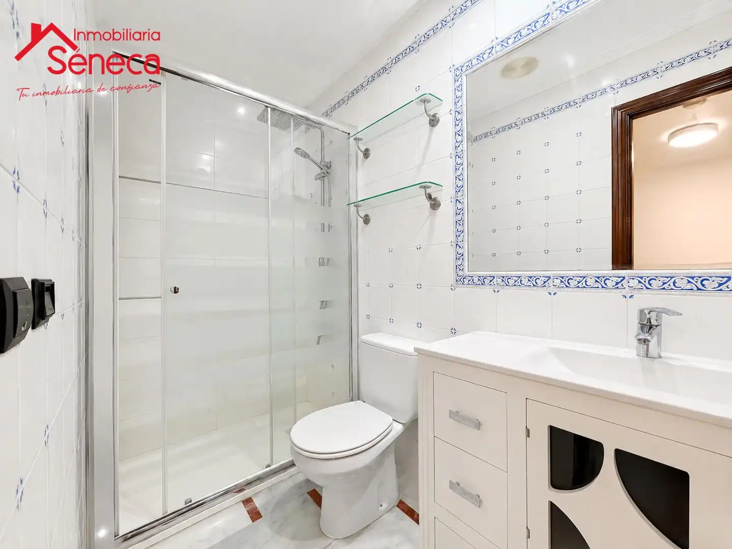 Bathroom of Flat for sale in Córdoba  with Air Conditioner, Heating and Storage room