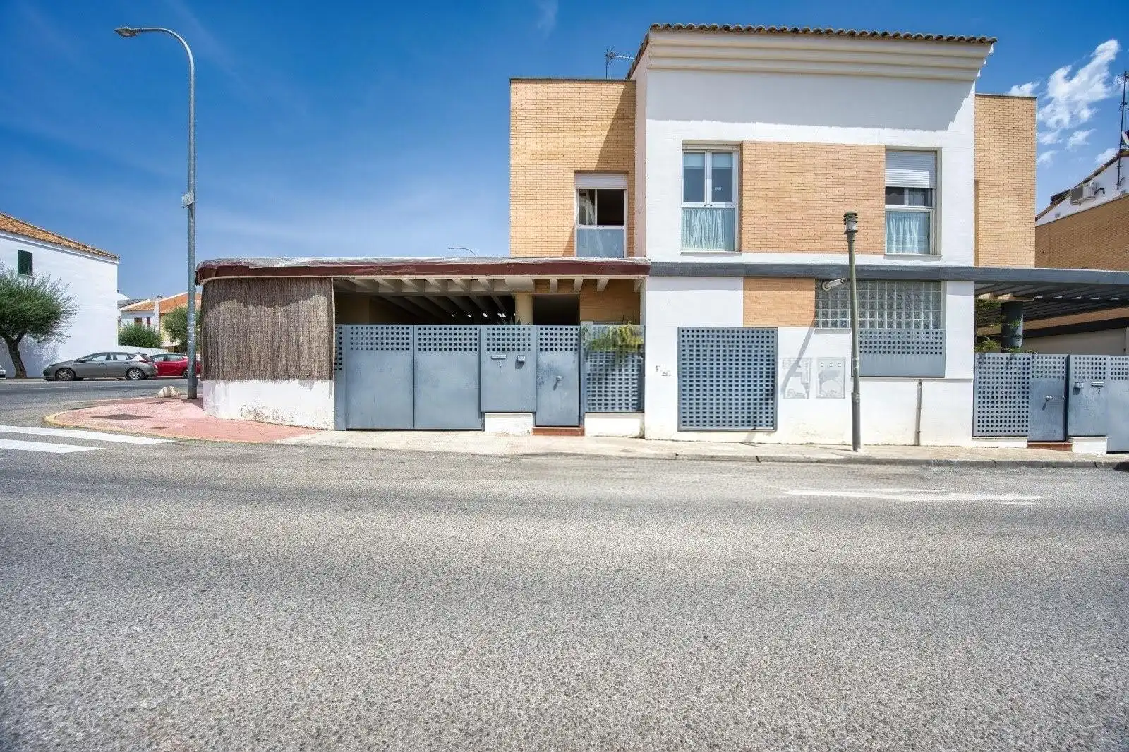 Vista exterior de Casa adosada en venda en Espartinas amb Aire condicionat, Calefacció i Jardí privat