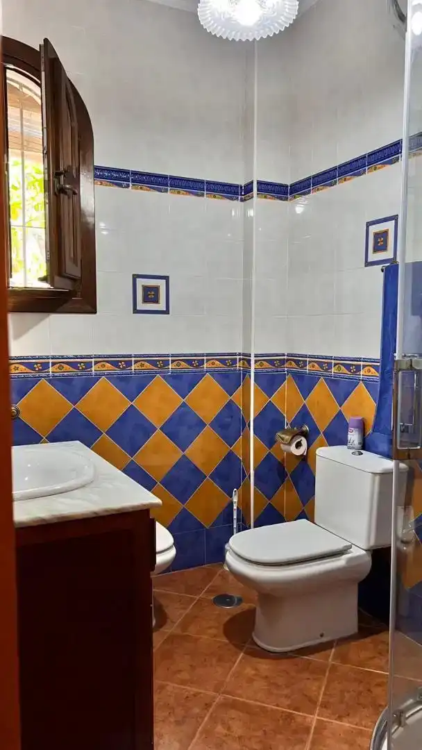 Badezimmer von Country house zur Miete in Alozaina mit Klimaanlage, Privatgarten und Abstellraum