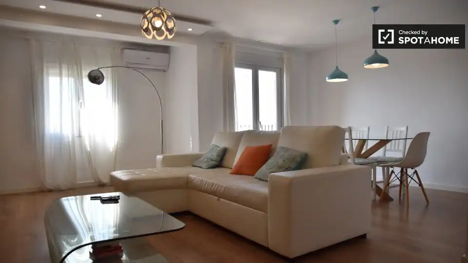 Sala d'estar de Pis de lloguer en Valencia amb Aire condicionat, Calefacció i Moblat