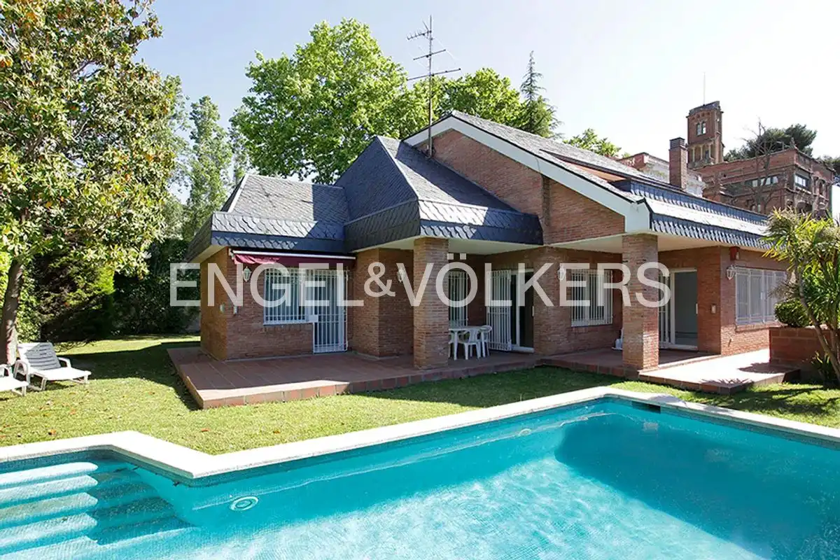 Vista exterior de Casa o xalet de lloguer en Barcelona amb Aire condicionat, Calefacció i Jardí privat