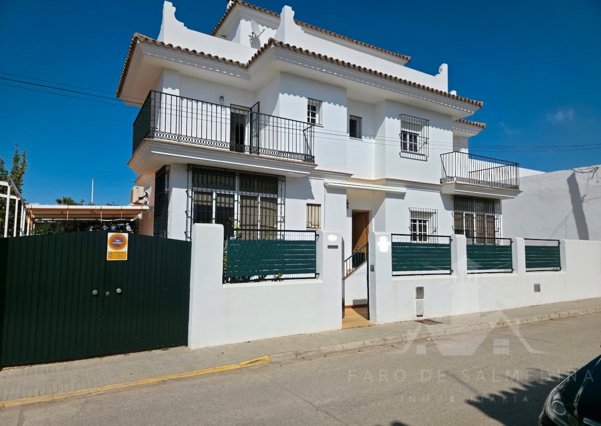 Vista exterior de Casa o xalet en venda en Chipiona amb Aire condicionat i Terrassa
