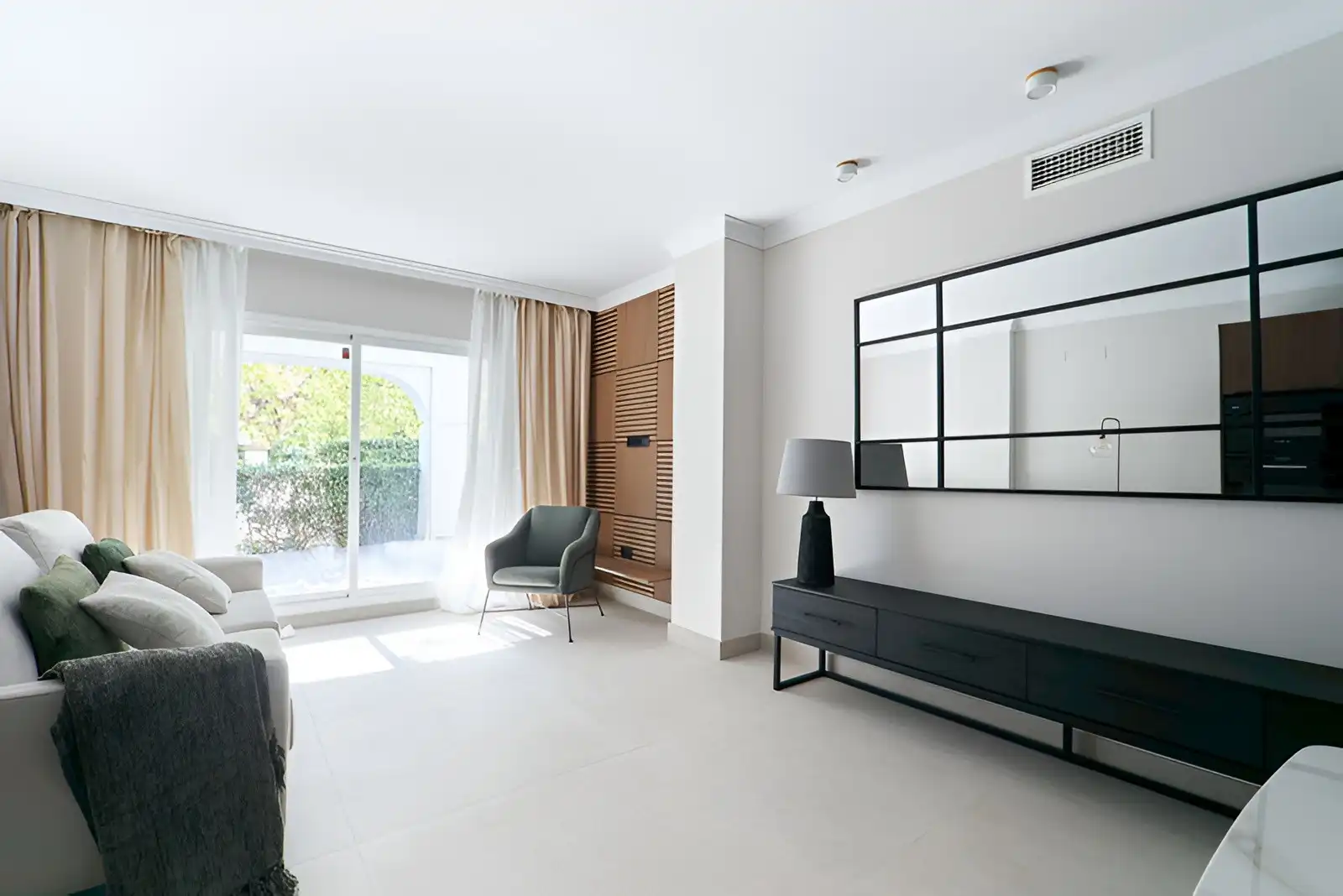 Dormitori de Planta baixa en venda en Marbella amb Aire condicionat, Terrassa i Traster