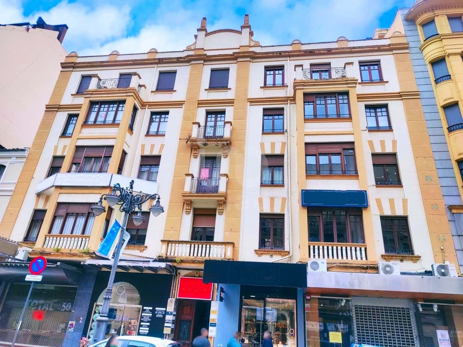 Vista exterior de Pis en venda en León Capital 