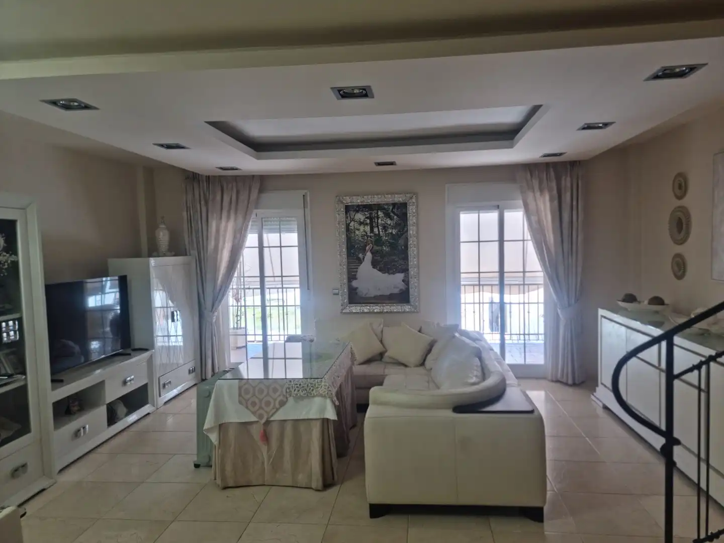 Wohnzimmer von Einfamilien-Reihenhaus zum Verkauf in Estepona mit Klimaanlage, Privatgarten und Terrasse
