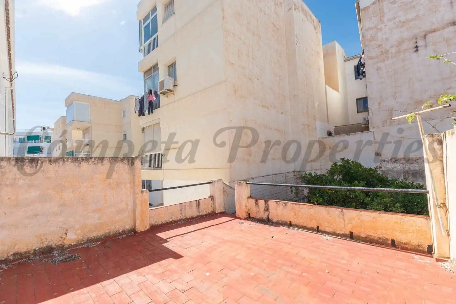 Vista exterior de Casa o xalet en venda en Nerja amb Jardí privat, Terrassa i Balcó