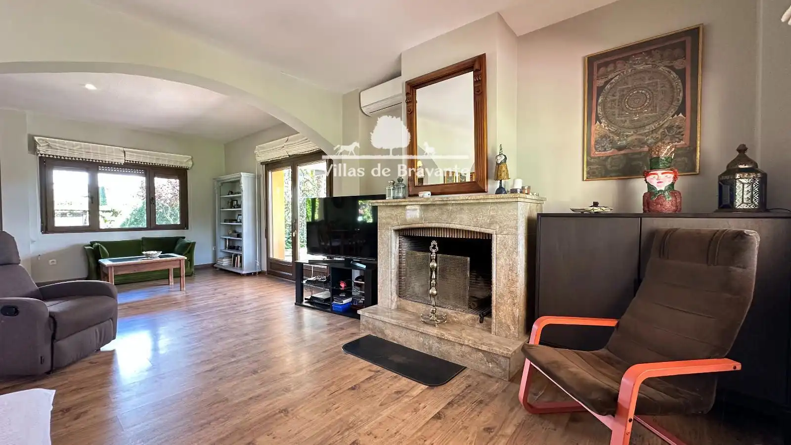 Living room of Houses for sale in Villanueva de la Cañada  with Air Conditioner, Heating and Parquet flooring