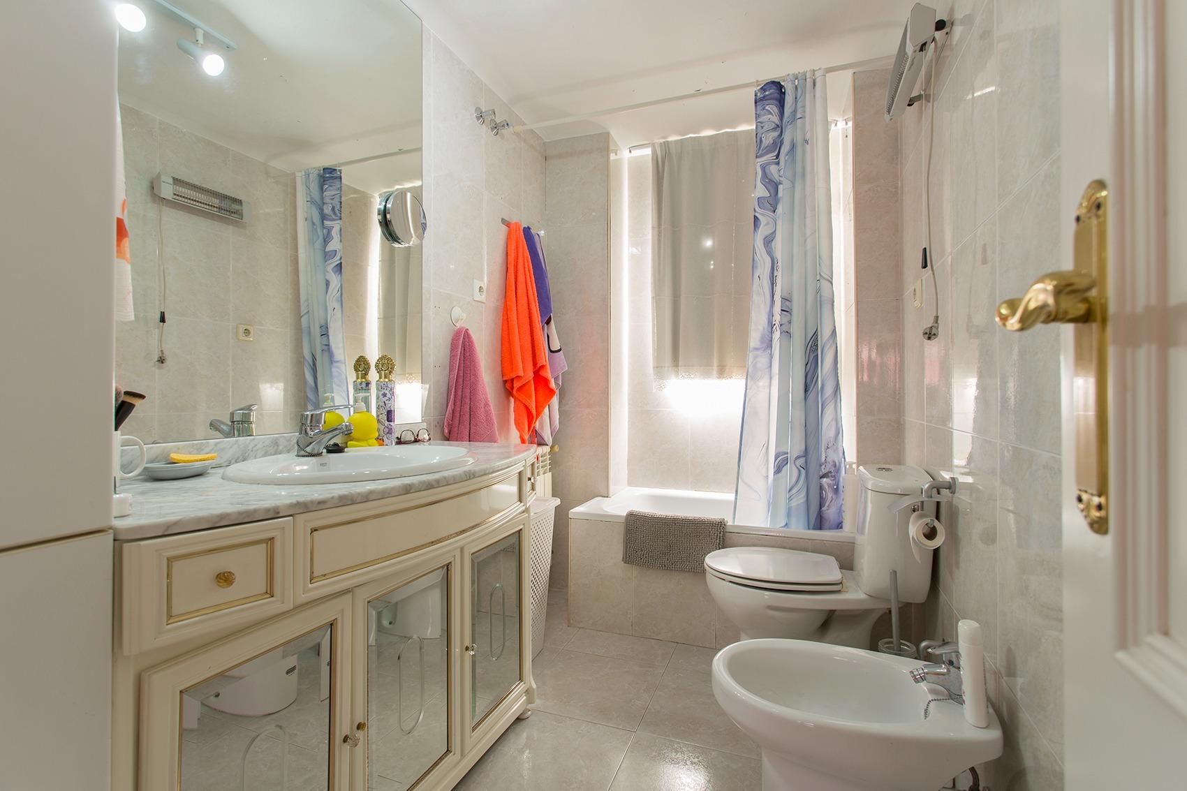 Bathroom of Flat for sale in  Granada Capital  with Air Conditioner, Heating and Terrace