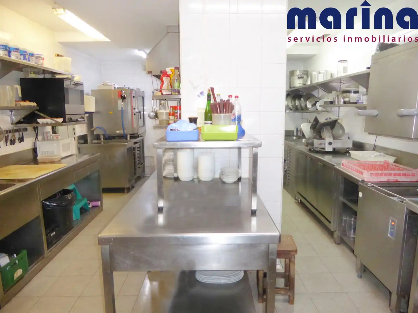 Cuina de Local en venda en  Pamplona / Iruña amb Calefacció, Terrassa i Moblat