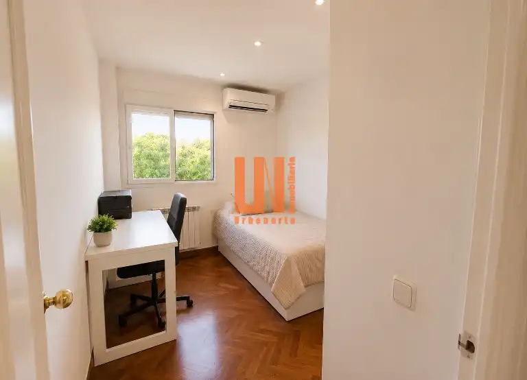 Habitación de Piso en venta en Madrid con Calefacción, Terraza y Piscina comunitaria
