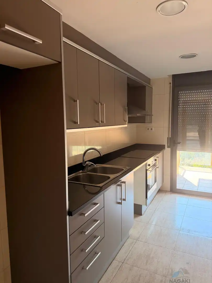 Küche von Wohnung zum Verkauf in Salt mit Klimaanlage und Heizung