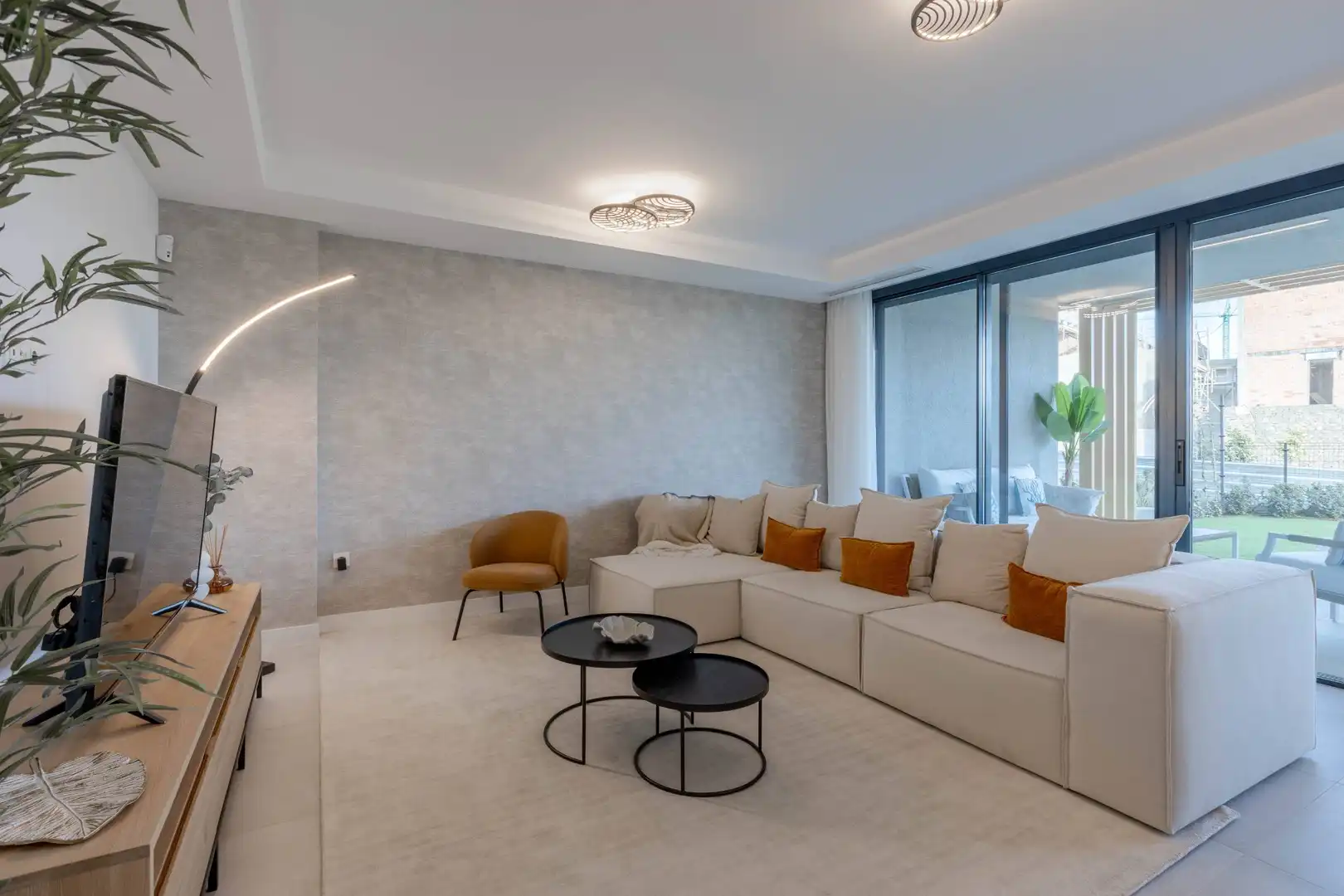 Sala d'estar de Casa adosada en venda en Mijas amb Aire condicionat, Calefacció i Jardí privat