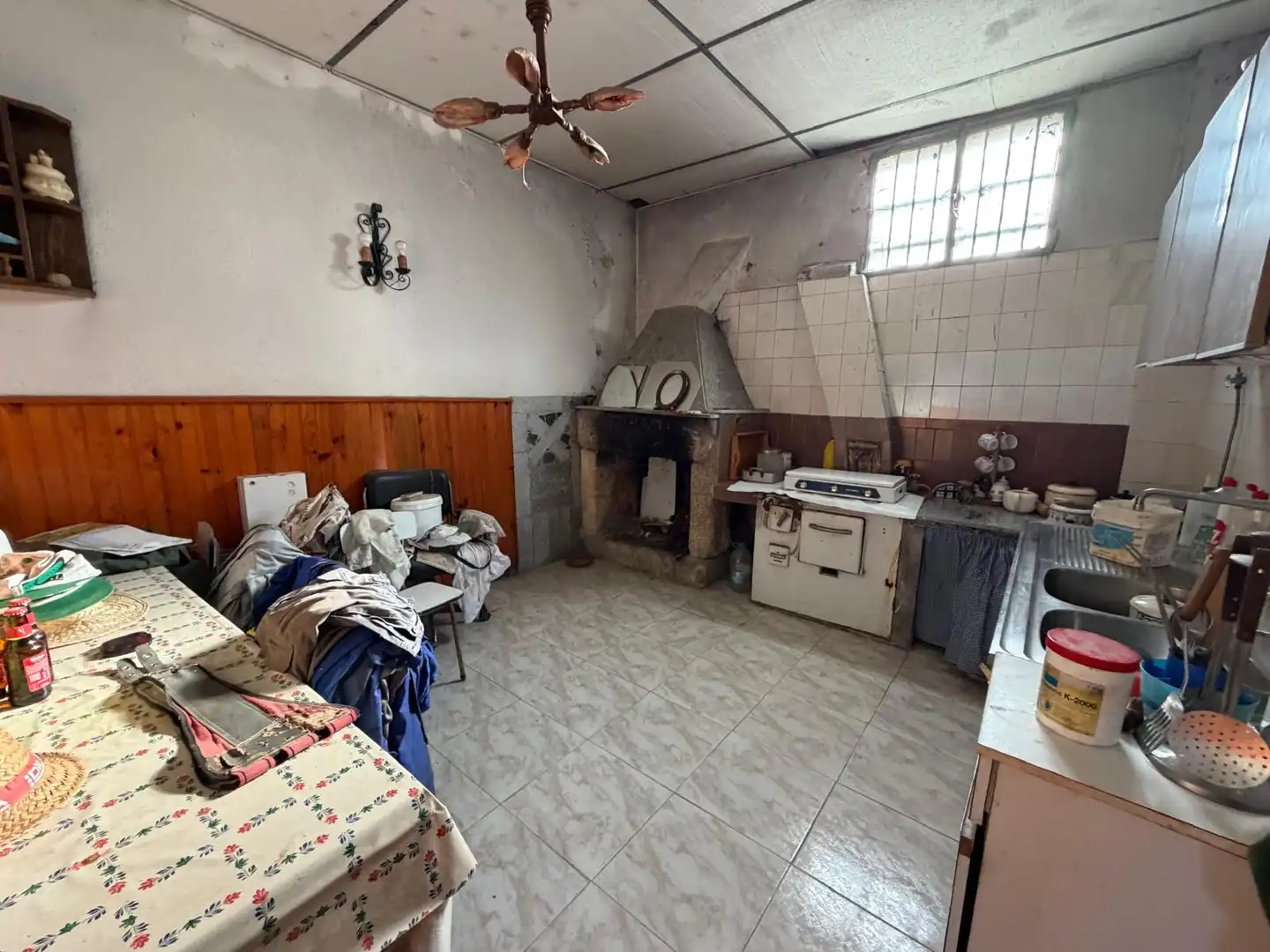 Cuina de Casa adosada en venda en Castro Caldelas amb Calefacció, Jardí privat i Terrassa