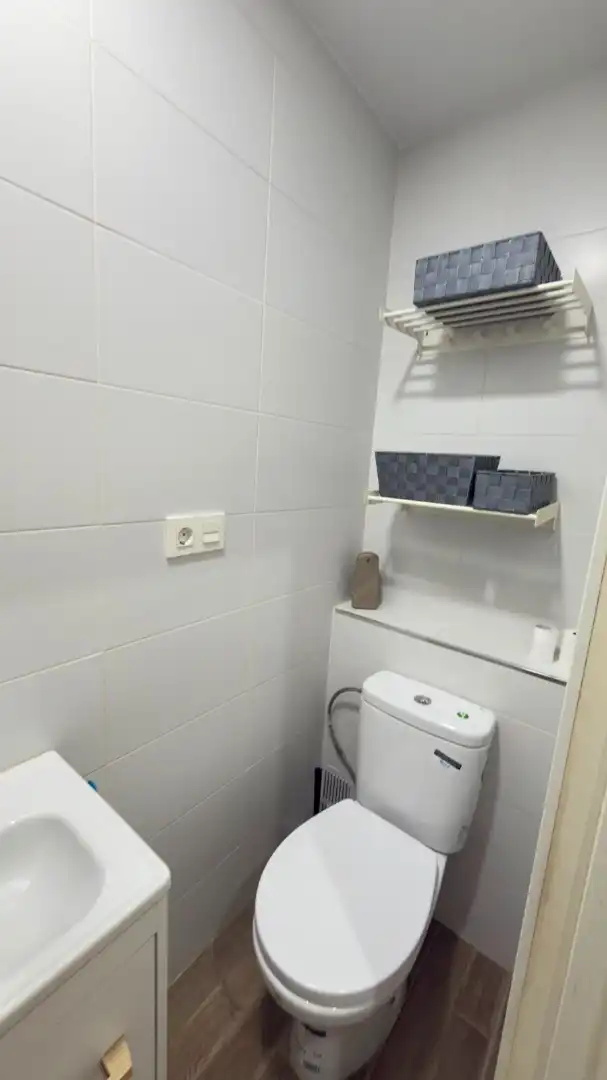 Baño de Piso de alquiler en Granada con Aire acondicionado, Amueblado y Lavadora