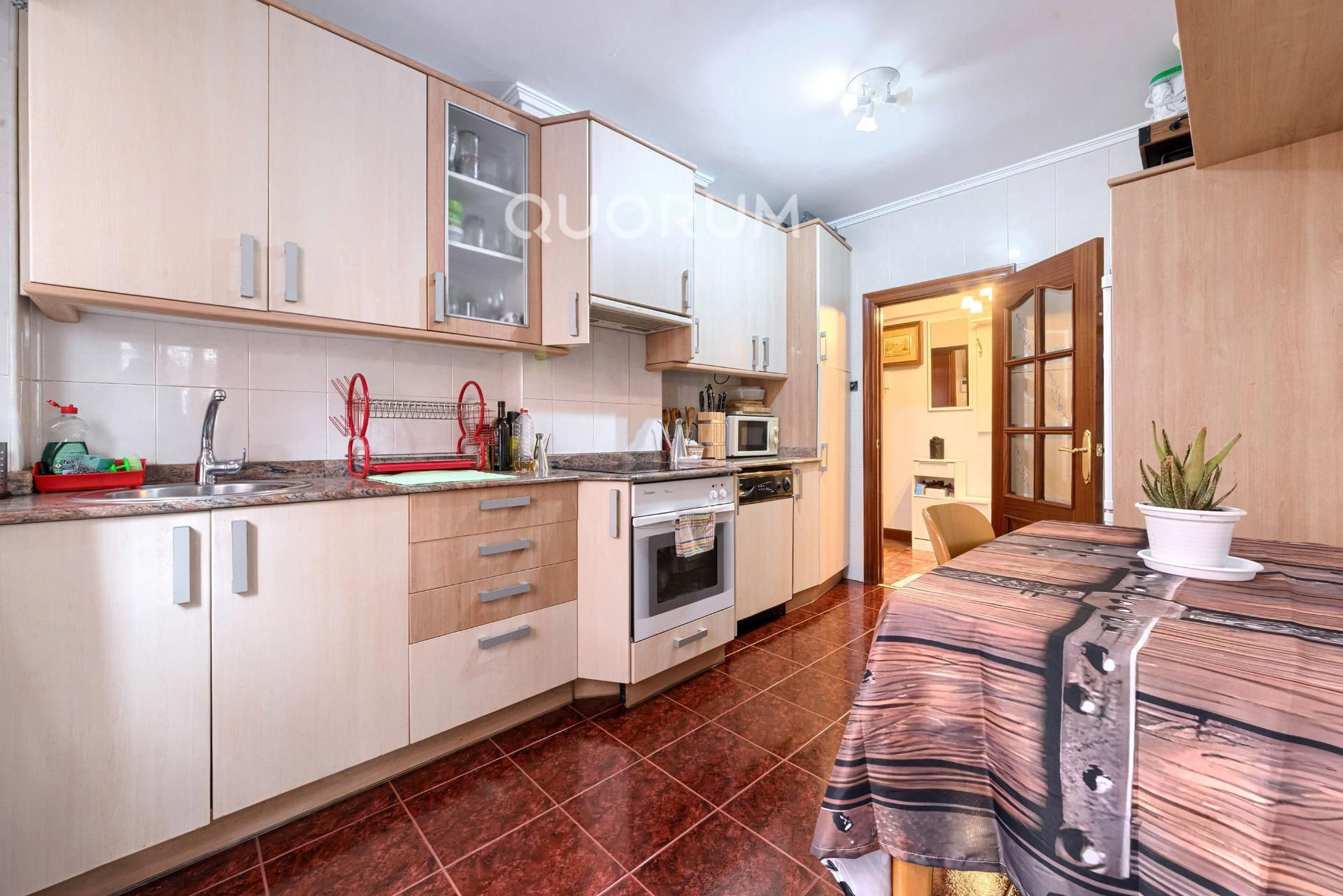 Cocina de Piso en venta en Basauri  con Parquet y Amueblado