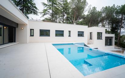 Swimming pool of House or chalet for sale in Torrelodones  with Air Conditioner, Heating and Private garden
