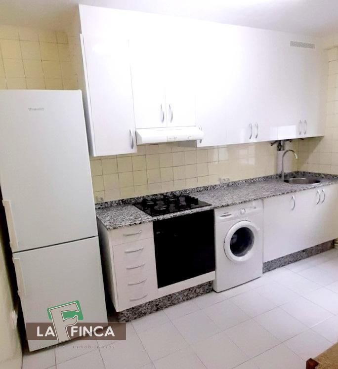 Cuina de Pis en venda en Oviedo  amb Calefacció, Parquet i Traster