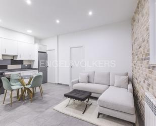 Sala d'estar de Apartament de lloguer en  Madrid Capital amb Calefacció, Moblat i Balcó