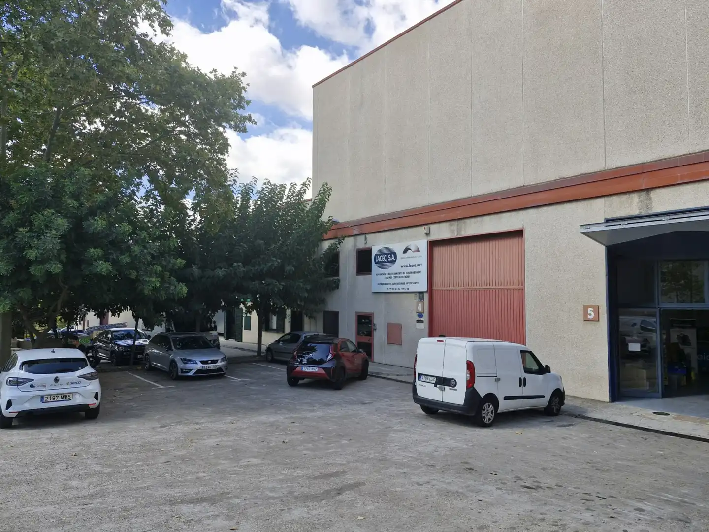 Außenansicht von Fabrikhallen zur Miete in Zona Industrial