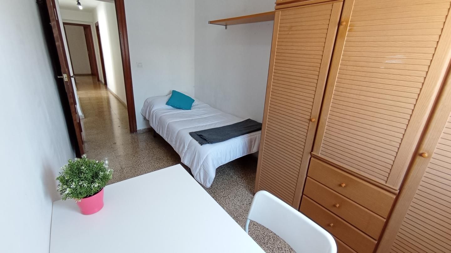 Flat to share in Carrer del Serpis, La Bega Baixa - Plaza Xúquer