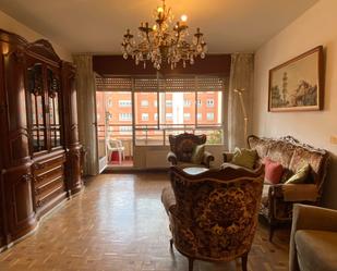 Sala d'estar de Pis en venda en Burgos Capital amb Calefacció, Parquet i Terrassa