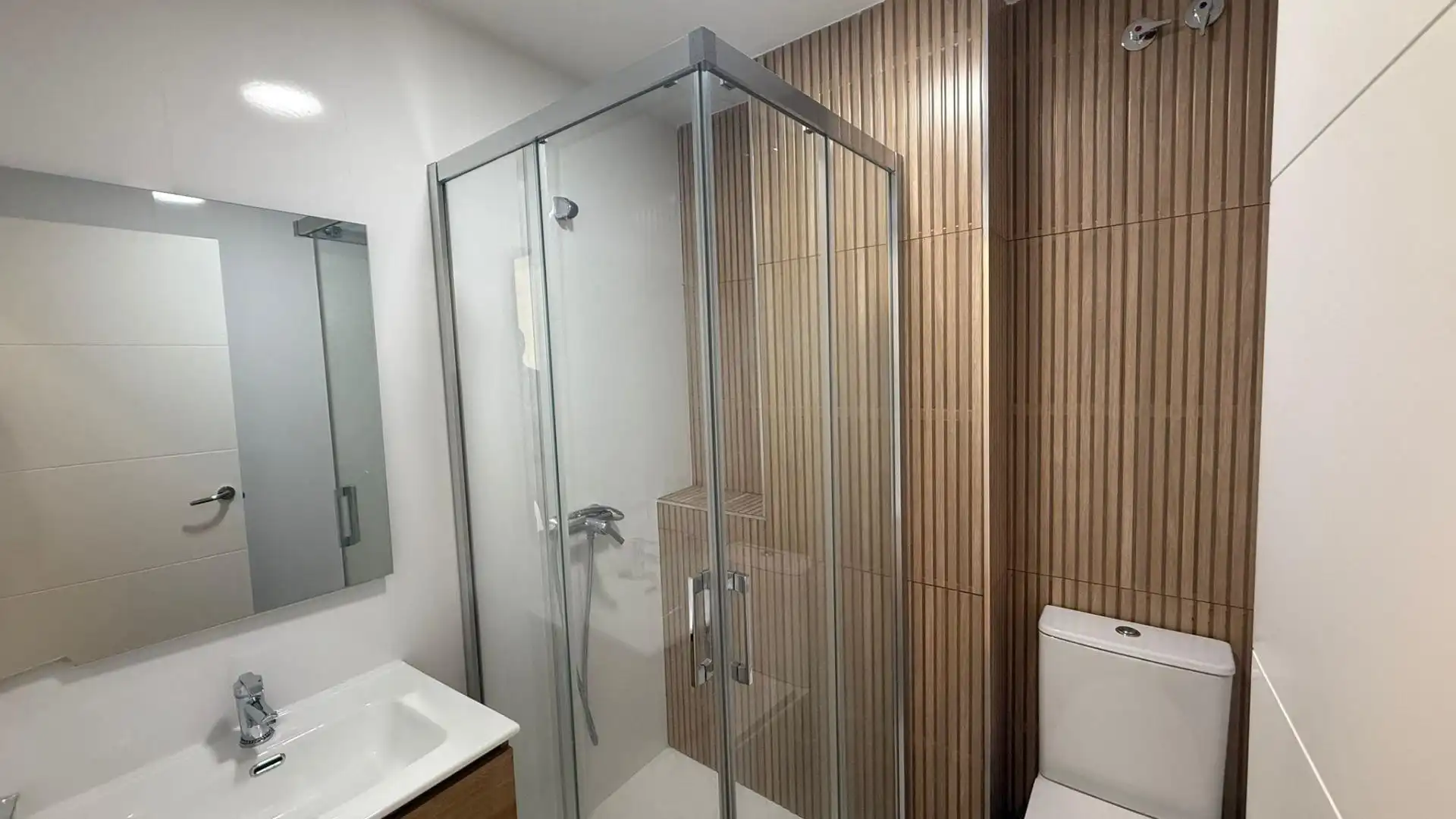 Bathroom of Flat for sale in Sevilla  with Air Conditioner, Terrace and Furnished