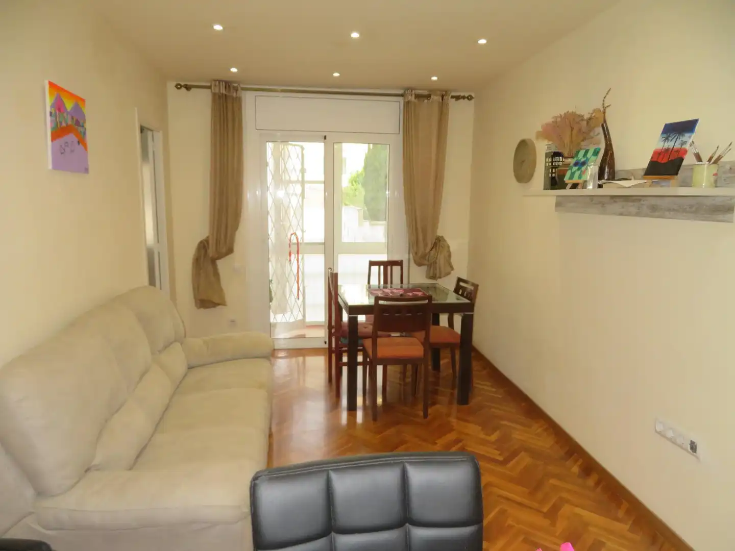 Sala de estar de Piso en venta en  Barcelona Capital con Calefacción, Parquet y Amueblado