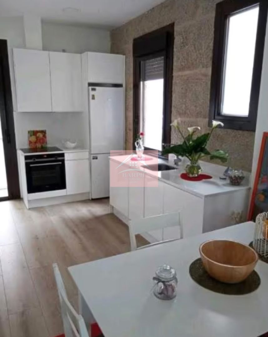 Cuina de Pis de lloguer en Vigo  amb Calefacció, Parquet i Moblat