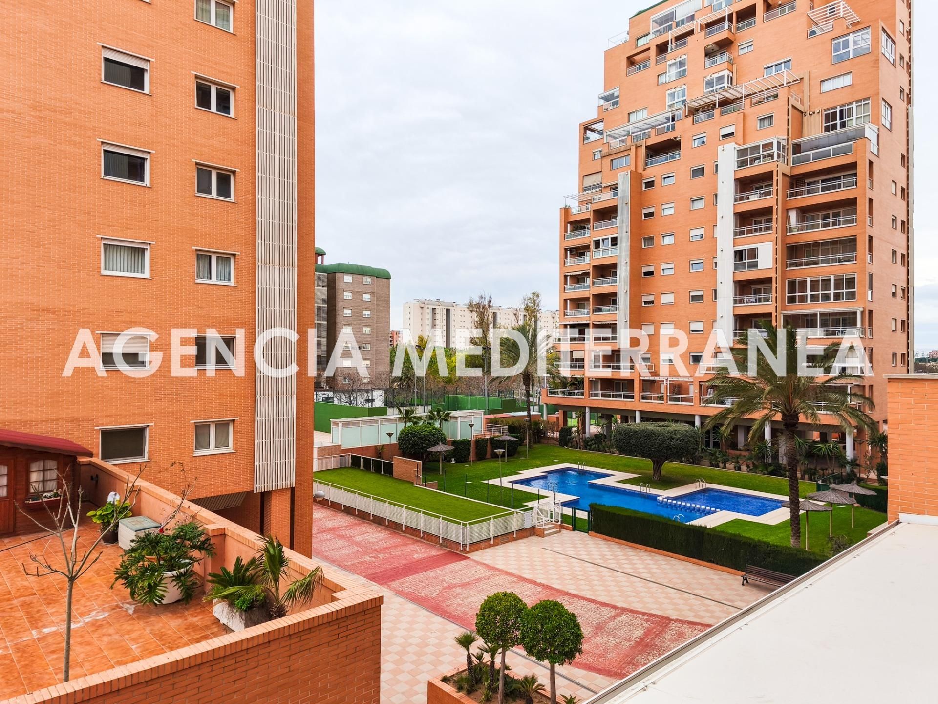 Vista exterior de Pis de lloguer en  Valencia Capital amb Aire condicionat, Calefacció i Jardí privat