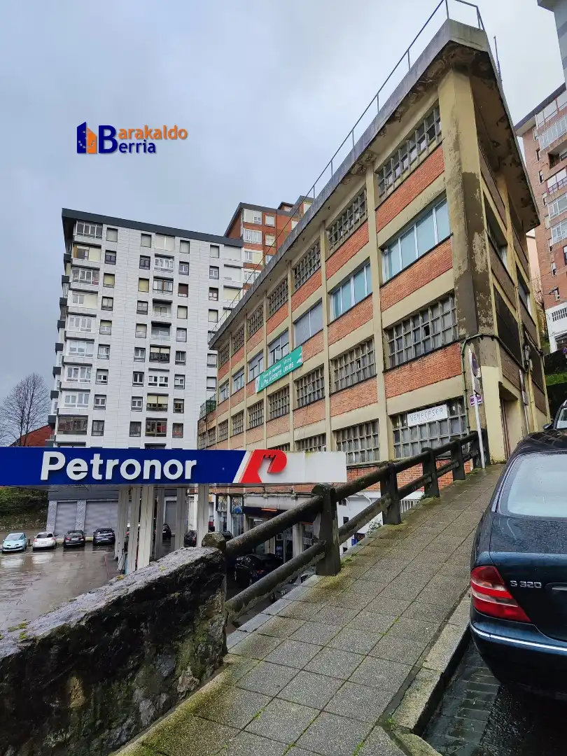 Vista exterior de Nave industrial en venta en Sestao 