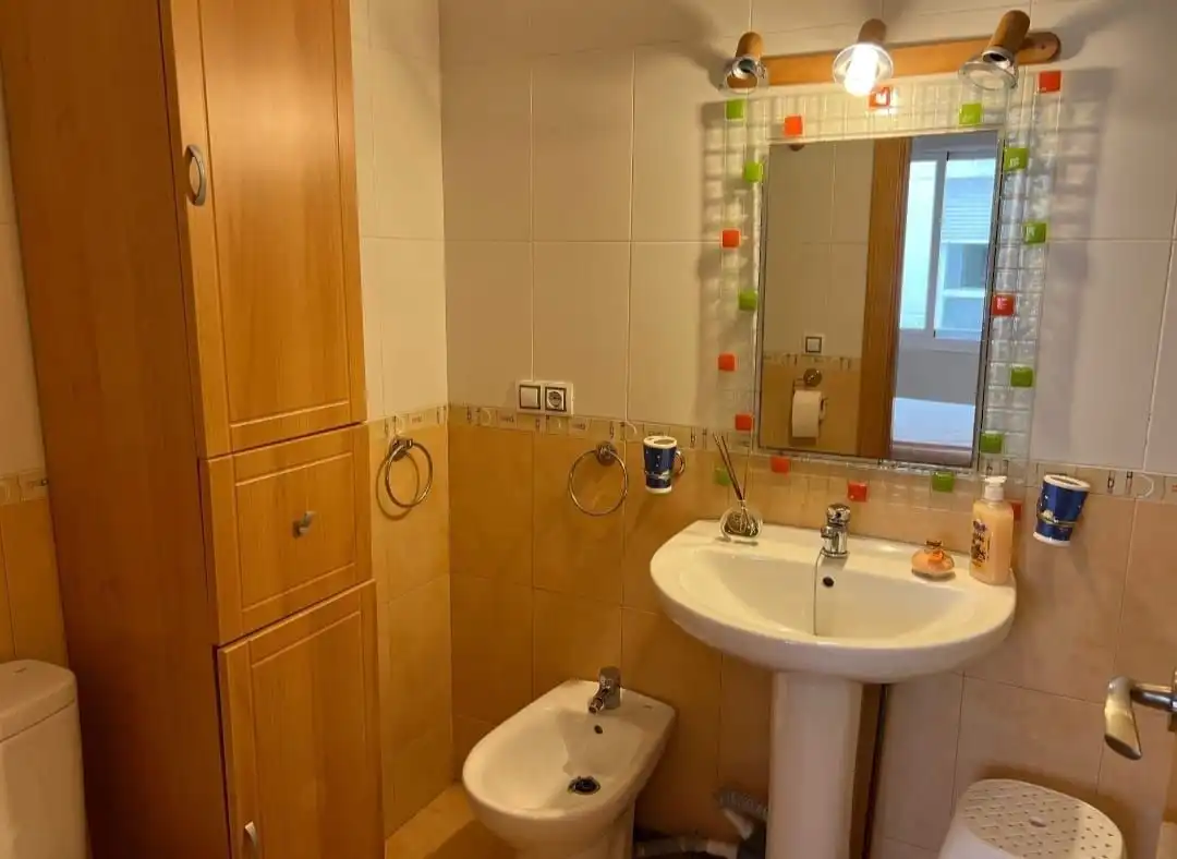 Bany de Apartament de lloguer en Fuengirola amb Aire condicionat, Calefacció i Terrassa