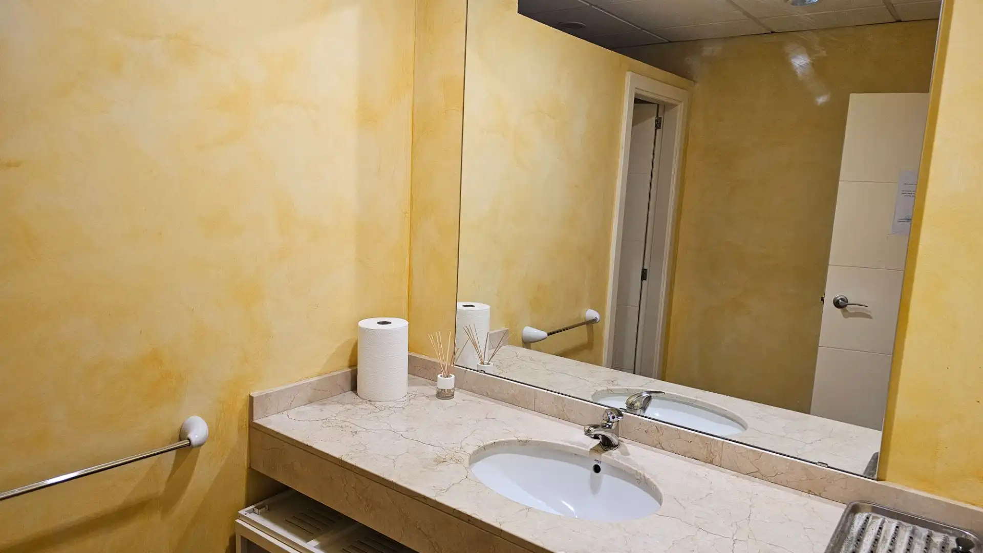 Baño de Oficina de alquiler en  Palma de Mallorca con Aire acondicionado, Calefacción y Internet