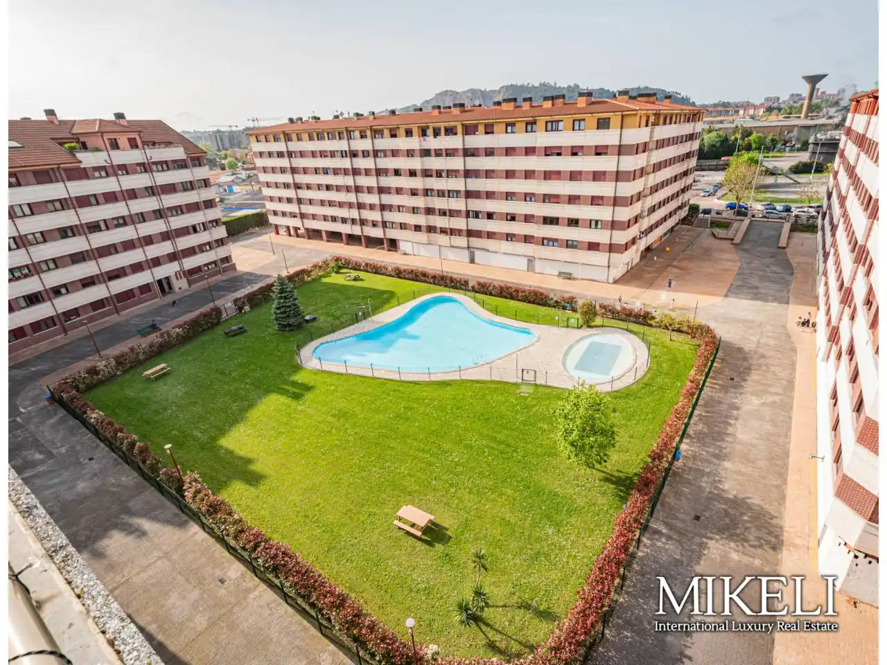 Piscina de Dúplex en venta en Santander con Calefacción, Terraza y Trastero