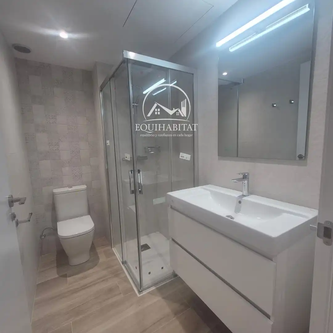 Baño de Ático de alquiler en Lleida con Aire acondicionado y Terraza