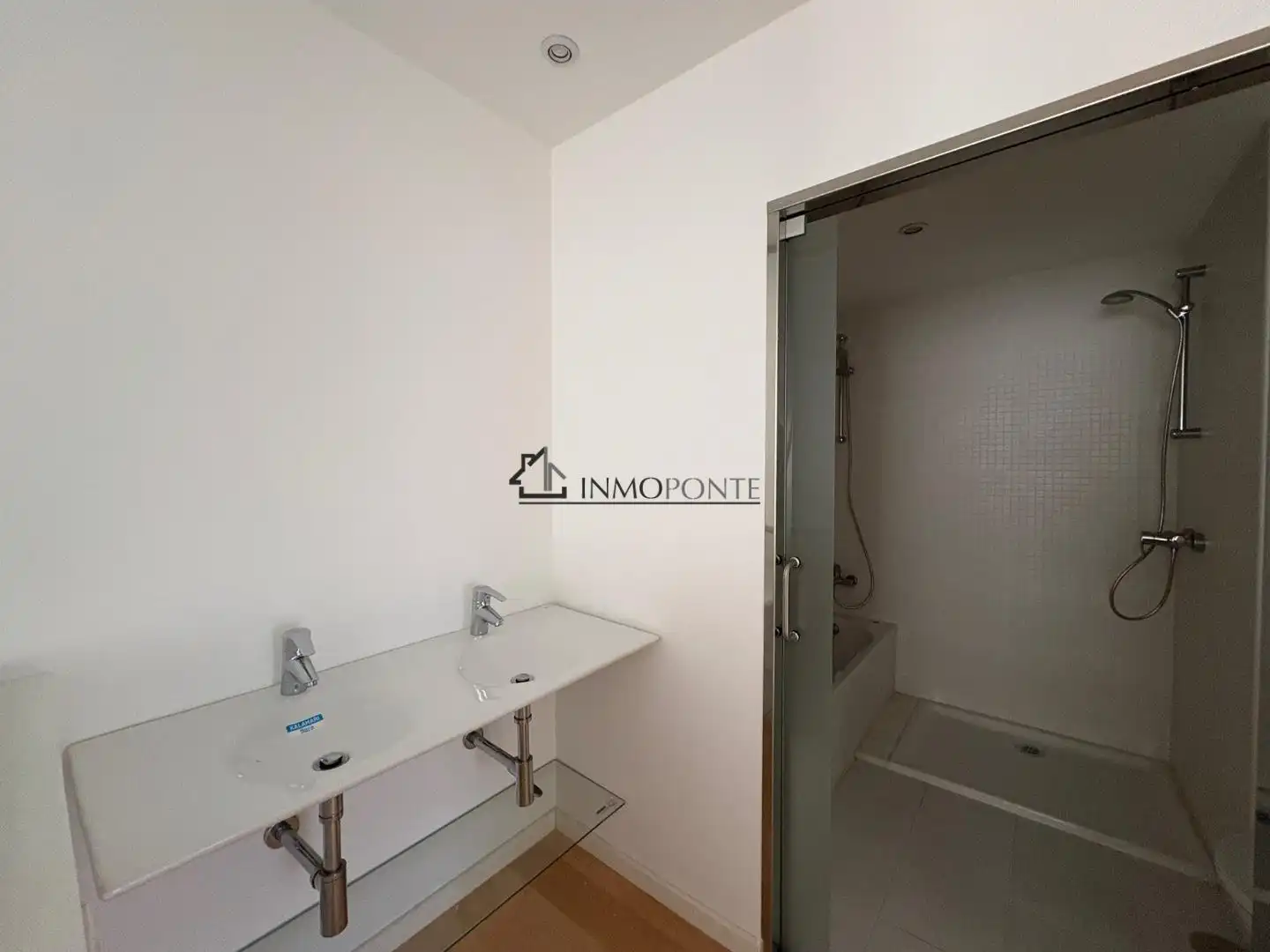 Baño de Piso de alquiler en Pontevedra Capital  con Calefacción y Trastero