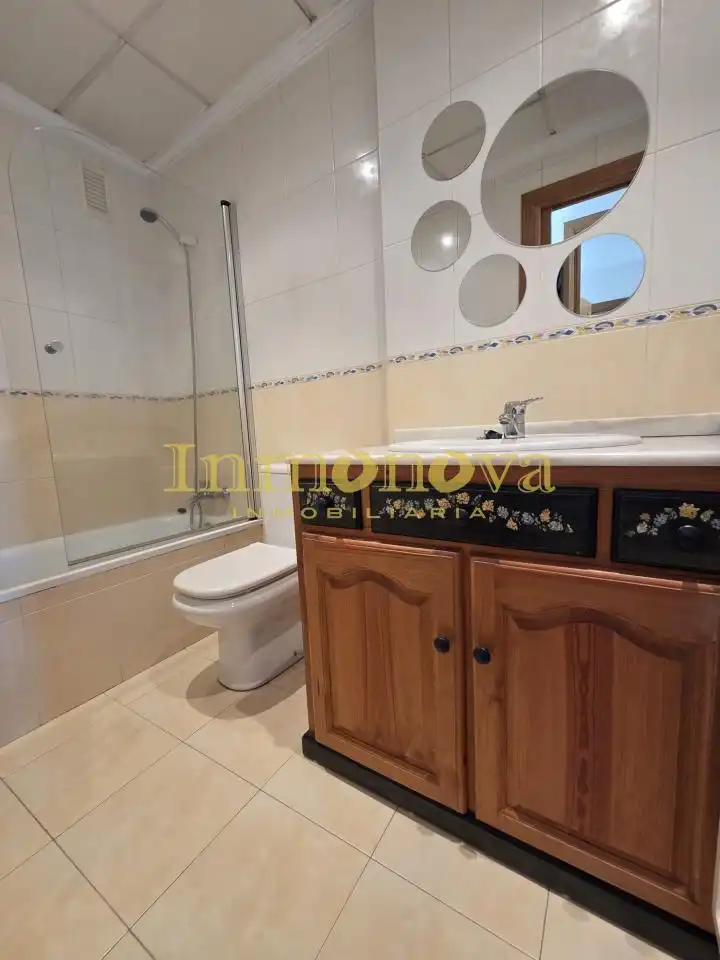 Badezimmer von Dachboden zur Miete in Salvaterra de Miño mit Heizung, Terrasse und Abstellraum