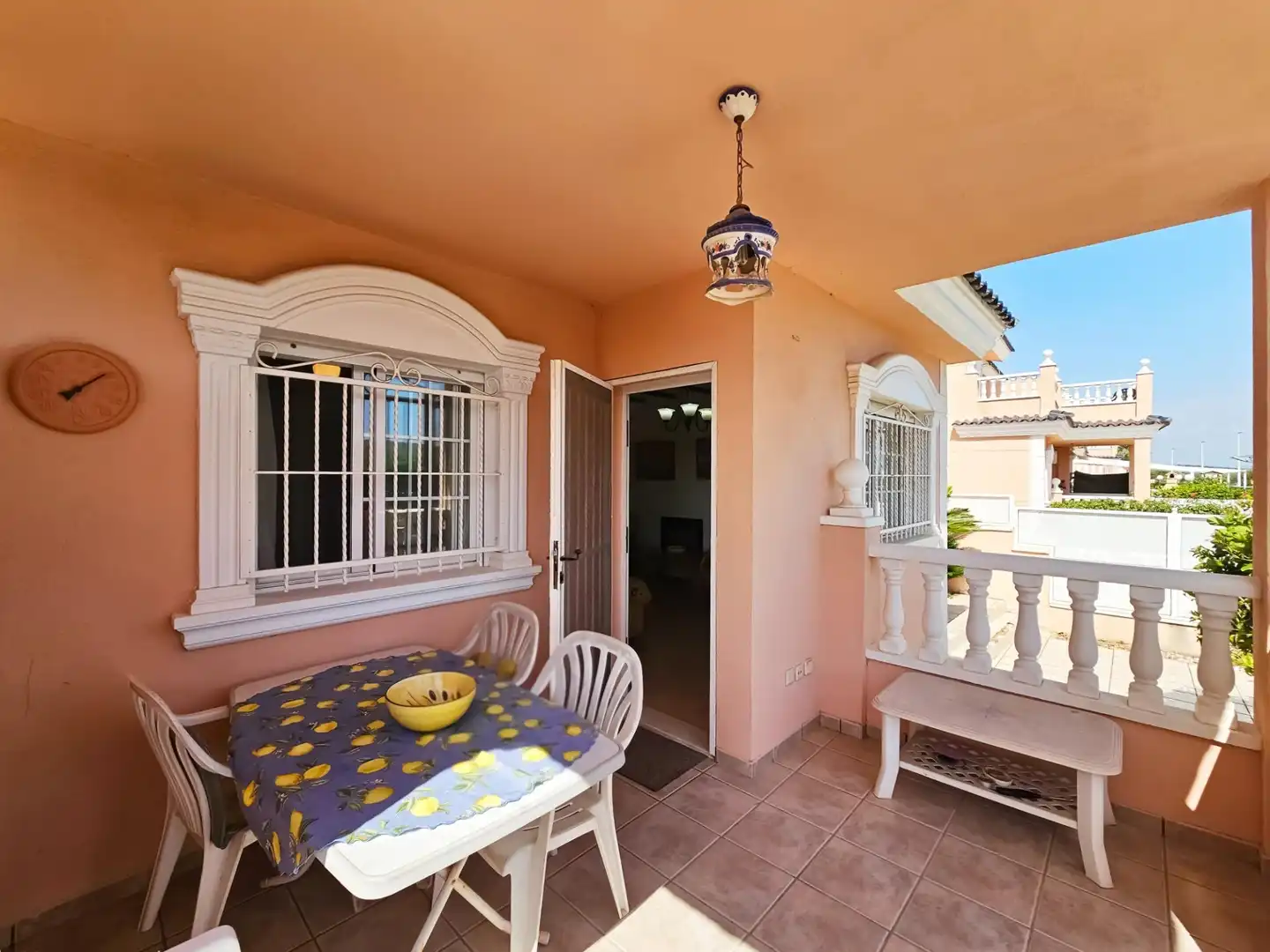 Terrasse von Einfamilien-Reihenhaus zum Verkauf in Santa Pola mit Heizung, Privatgarten und Terrasse