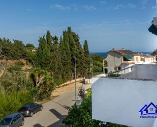 Vista exterior de Casa adosada en venda en Arenys de Mar amb Aire condicionat, Calefacció i Jardí privat
