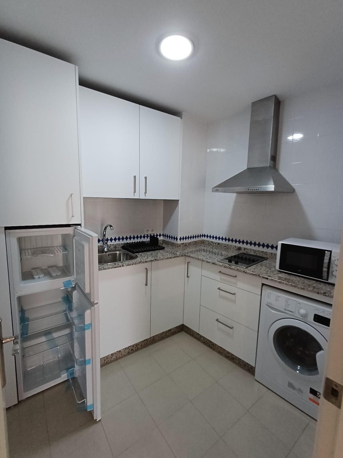 Cuina de Apartament de lloguer en  Sevilla Capital amb Aire condicionat i Calefacció
