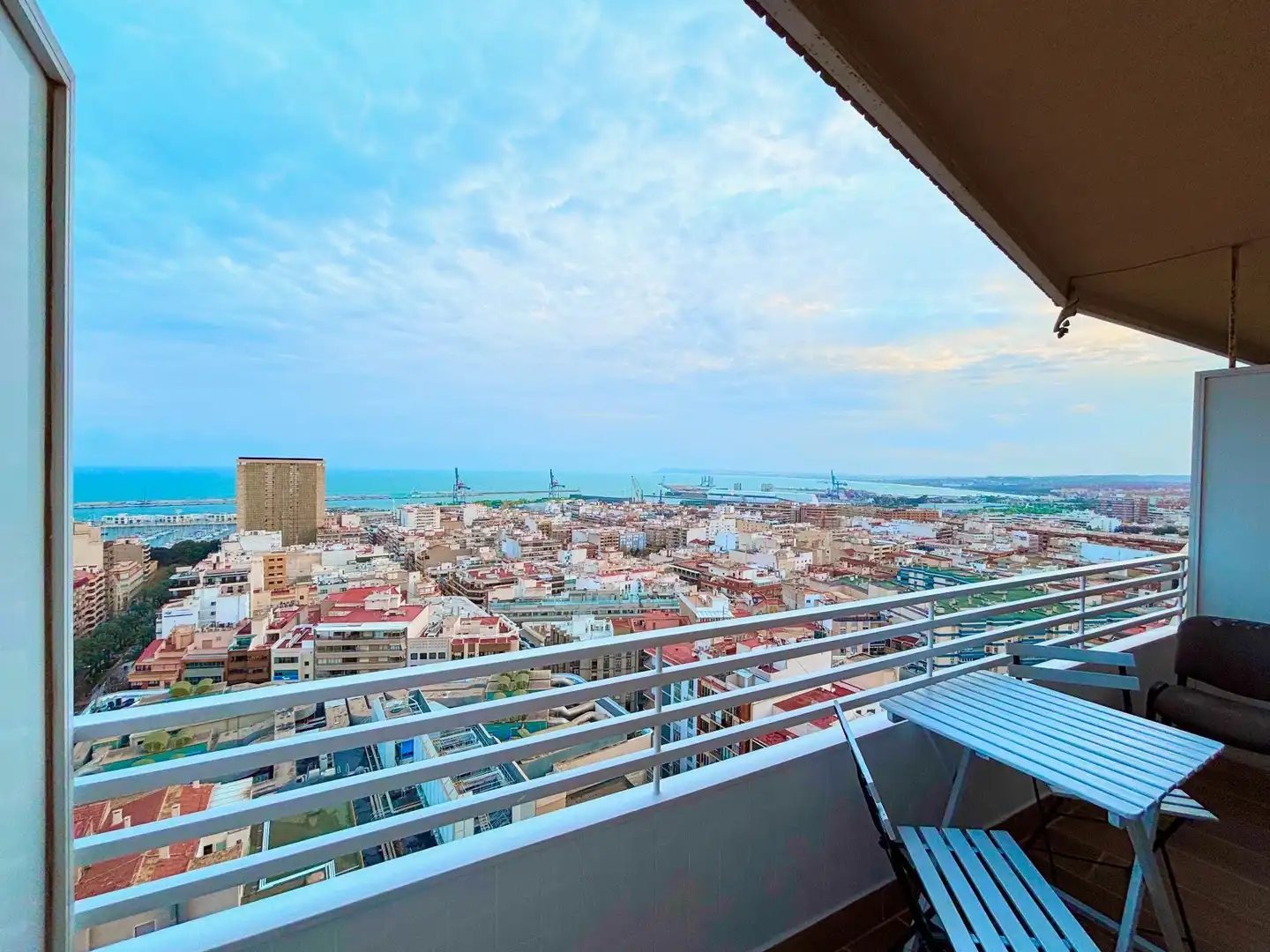Vista exterior de Apartament en venda en Alicante / Alacant amb Aire condicionat i Terrassa