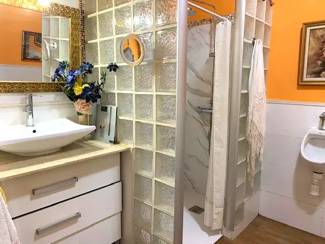 Bany de Casa o xalet en venda en Badalona amb Aire condicionat, Calefacció i Terrassa
