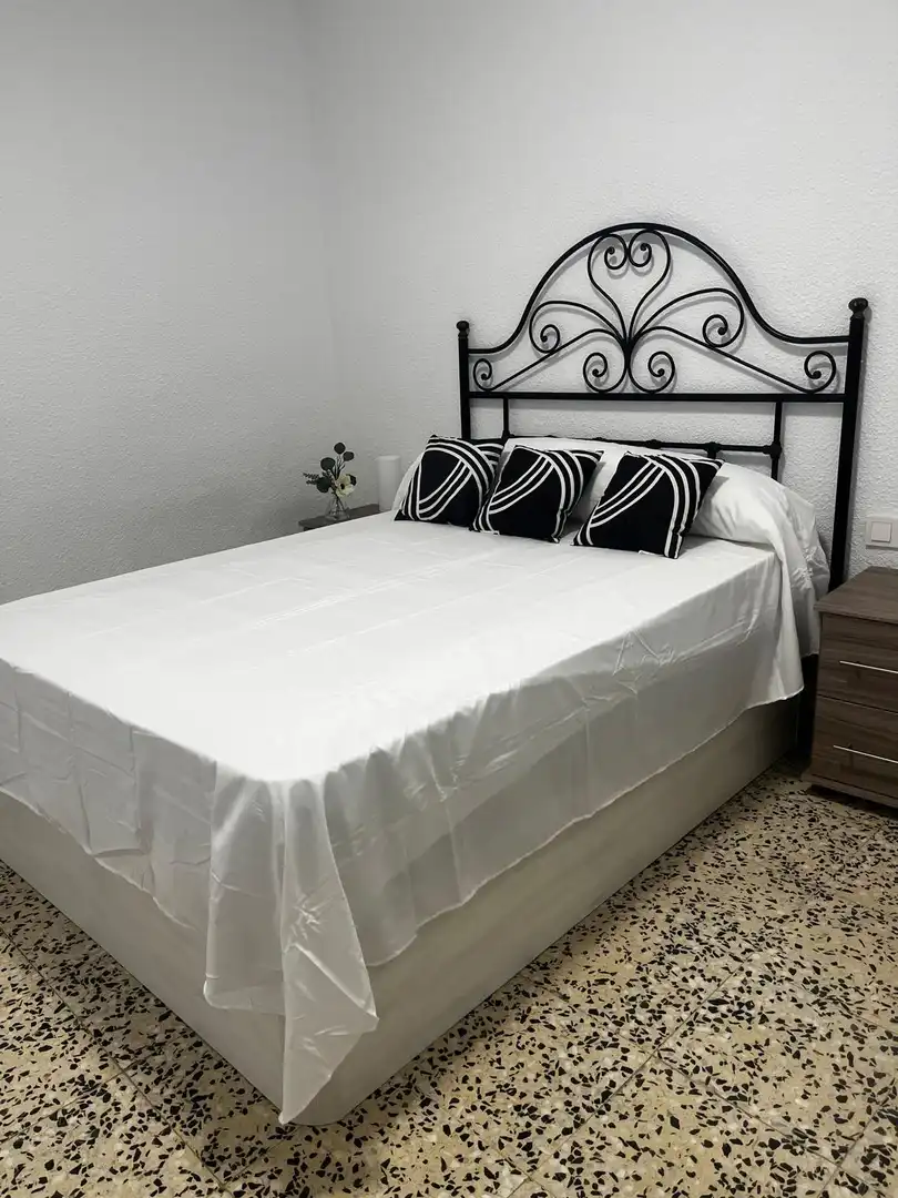 Schlafzimmer von Wohnung zur Miete in Elche / Elx mit Balkon