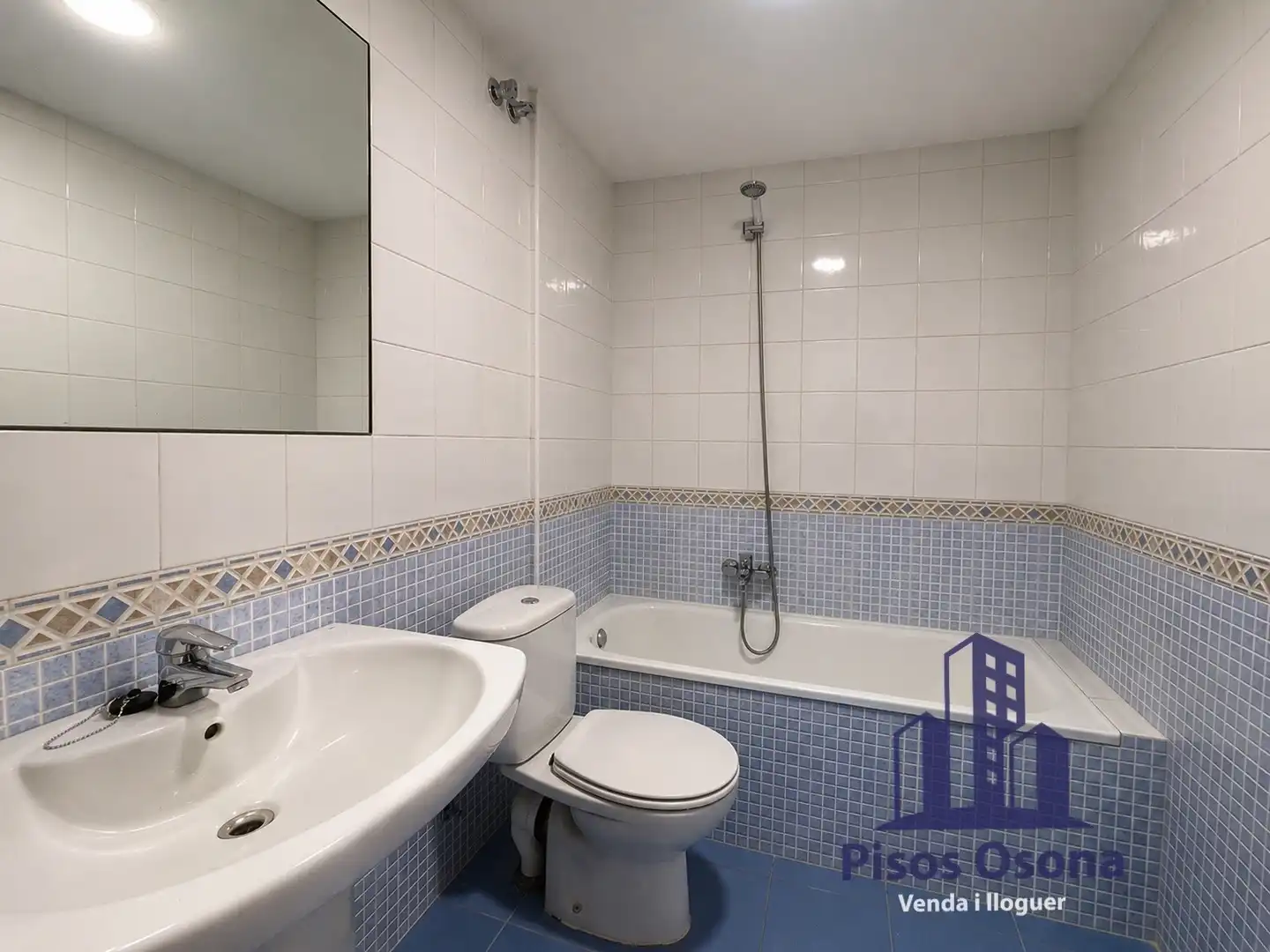 Badezimmer von Wohnung zum Verkauf in Vic mit Heizung und Ofen