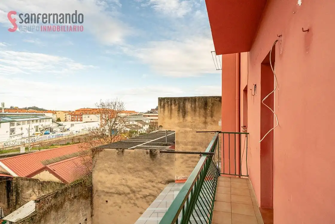 Vista exterior de Piso en venta en Torrelavega  con Calefacción y Balcón
