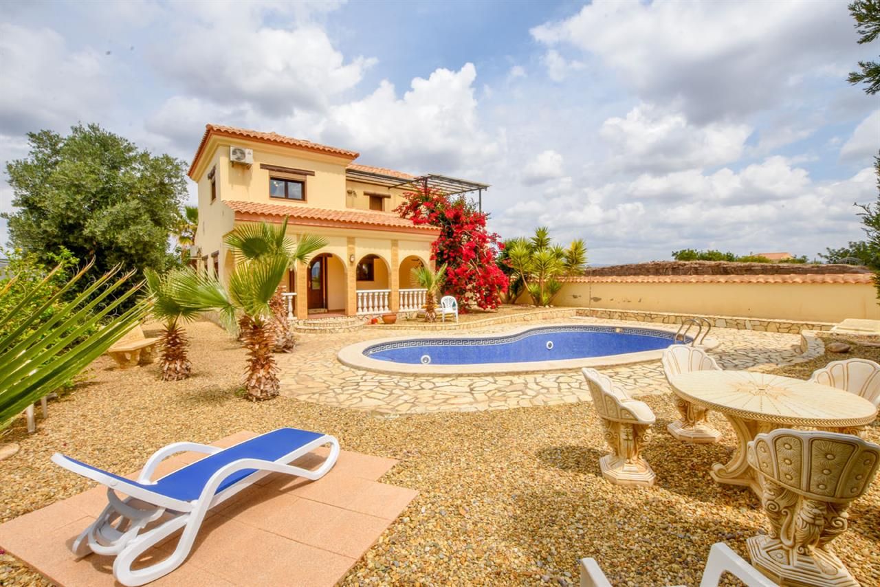 Vista exterior de Casa o xalet en venda en Zurgena amb Aire condicionat, Calefacció i Jardí privat