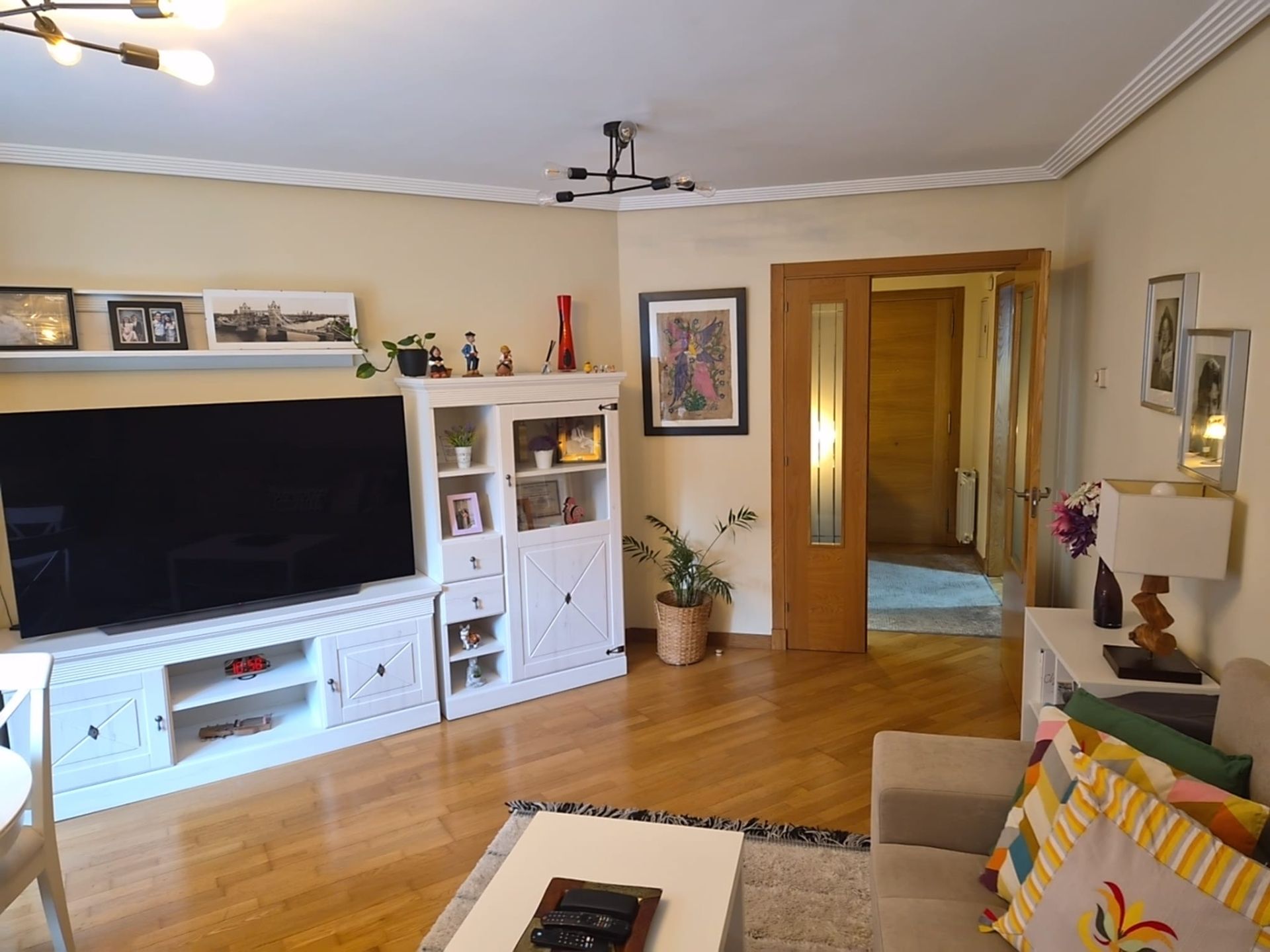 Sala d'estar de Pis en venda en Oviedo  amb Calefacció, Parquet i Traster