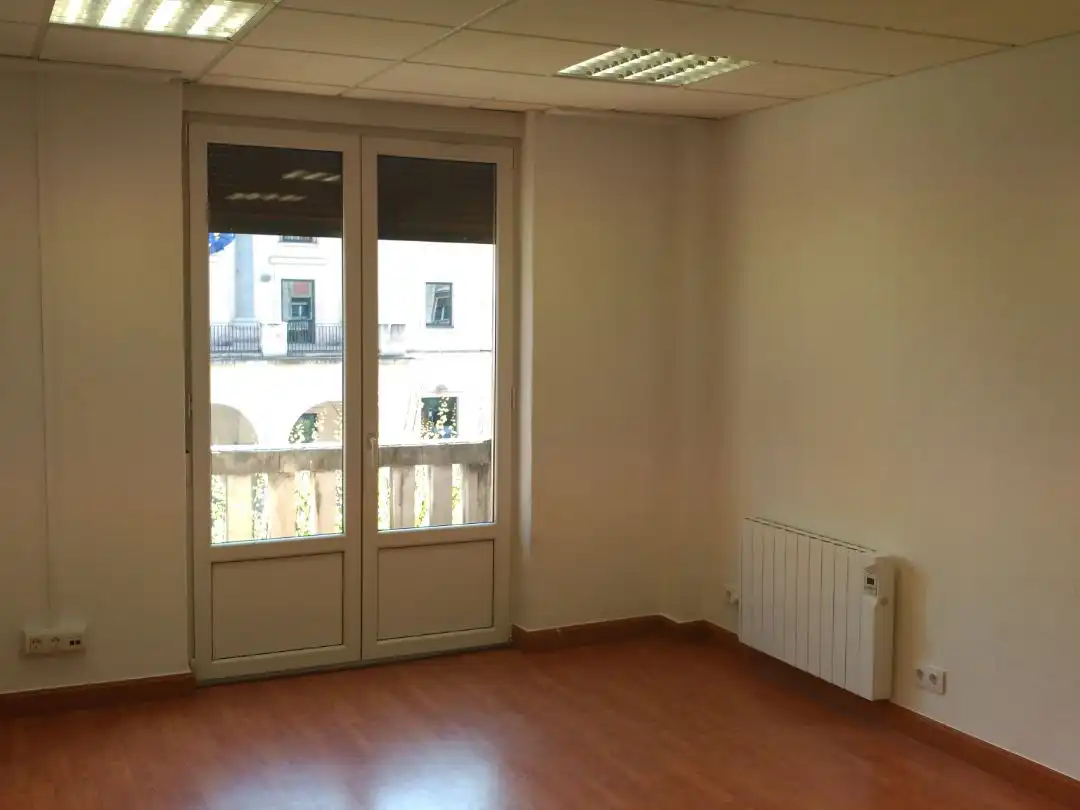 Büro zur Miete in Burgos mit Heizung, Internet und Alarm