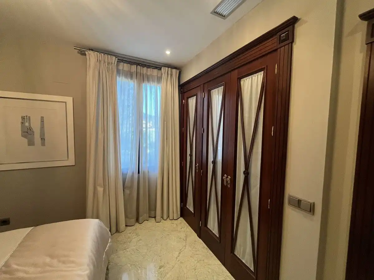 Dormitori de Apartament en venda en Marbella amb Aire condicionat, Jardí privat i Terrassa