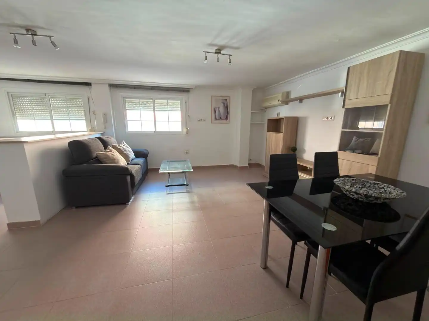 Sala d'estar de Oficina en venda en Badajoz amb Aire condicionat i Moblat