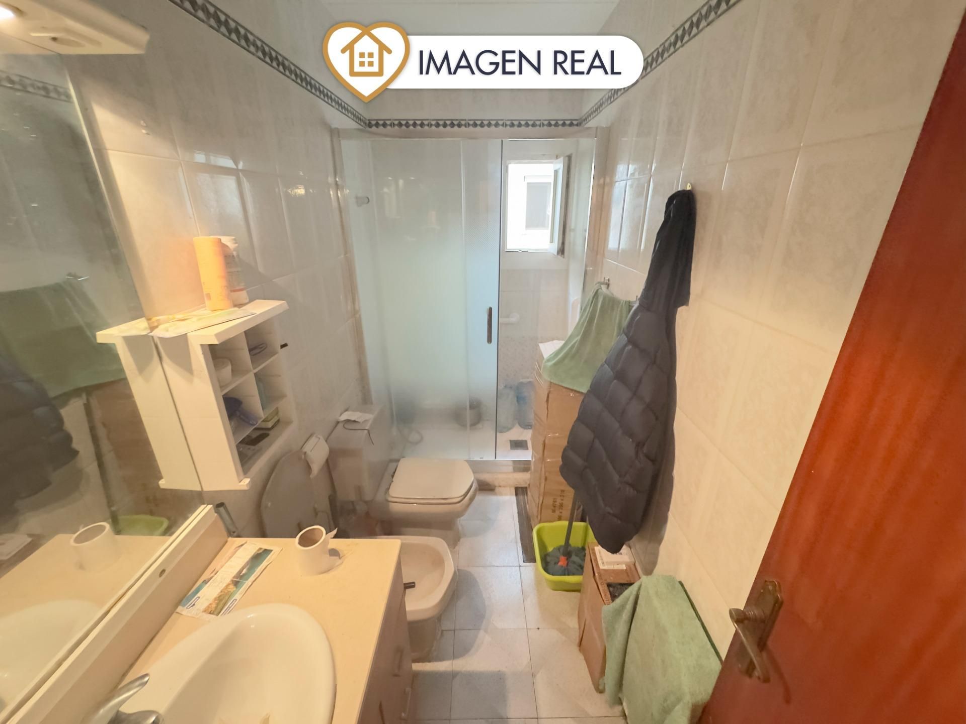 Bathroom of Flat for sale in Esplugues de Llobregat  with Balcony